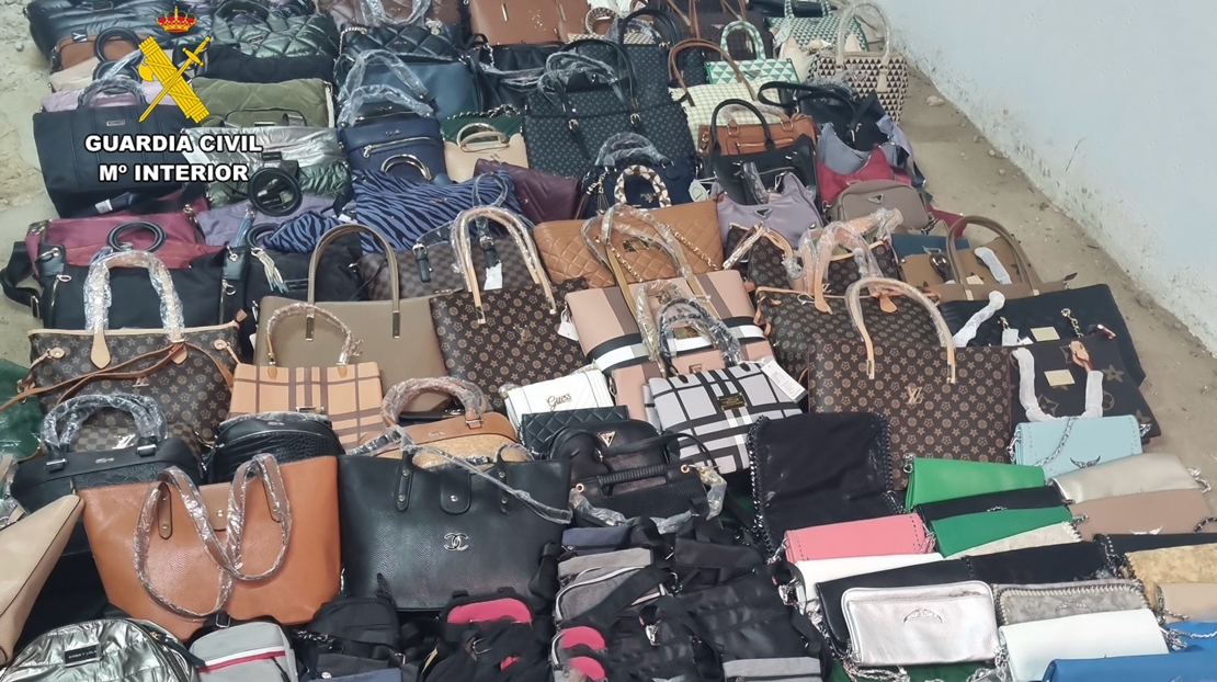 Incautan más de 300 bolsos falsificados en un mercadillo extremeño