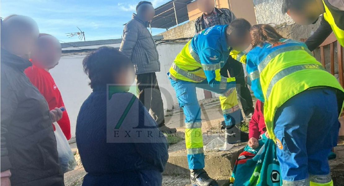 Una mujer atendida tras caerse en Badajoz: "Es una vergüenza cómo están las calles del barrio"