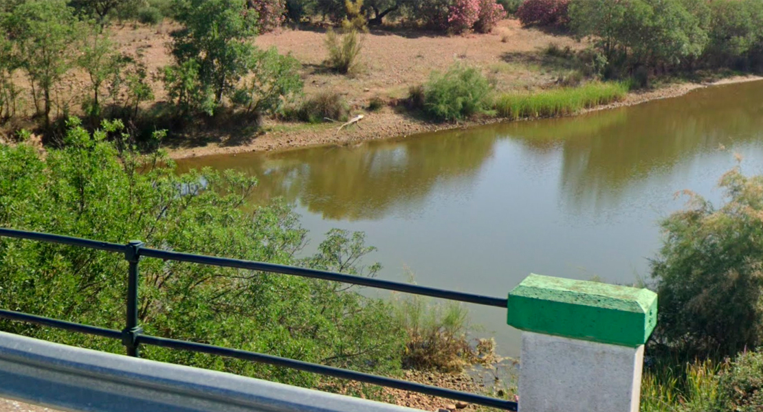 Grave un joven tras caer al río en un accidente en la provincia de Badajoz