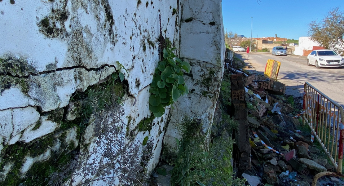 "El Ayto. de Badajoz nunca quiso reparar el muro derrumbado en las 800"