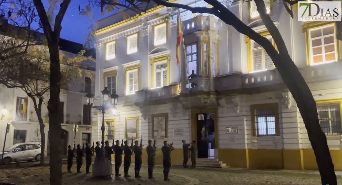 VÍDEO – Arriado e izado de bandera en Badajoz: por qué y cuándo se hace