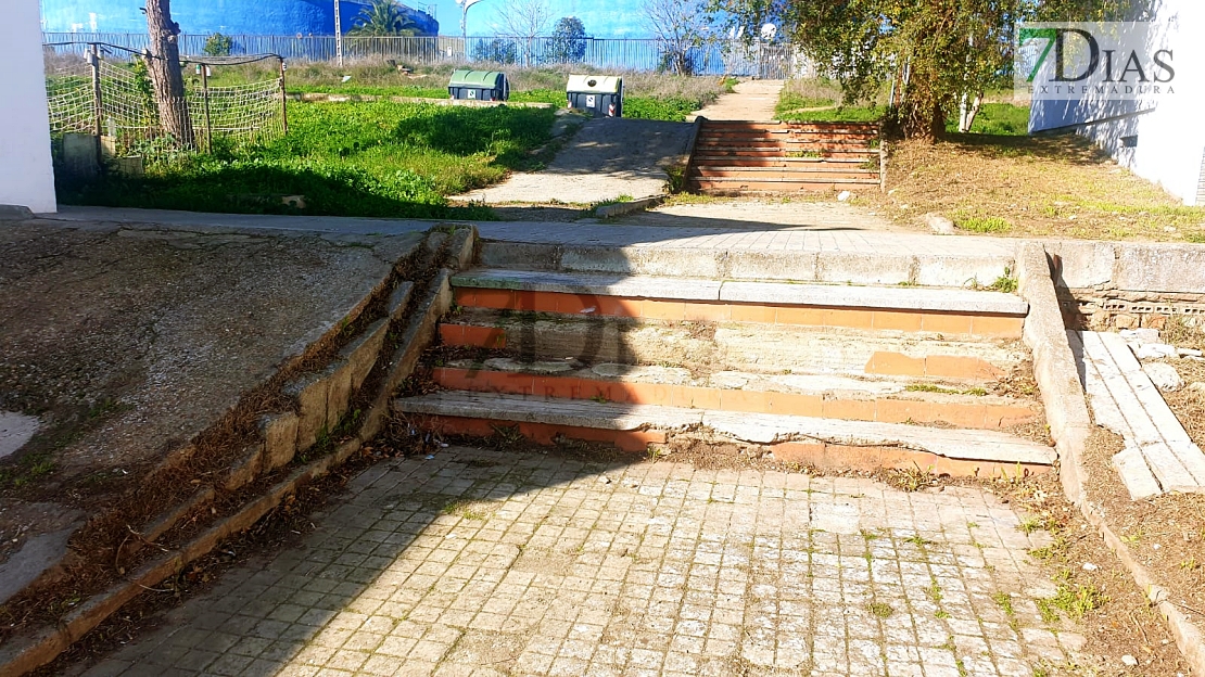 Cansados de la desidia del Ayuntamiento: "Alcalde, jamás te vimos pasear por la Luneta"