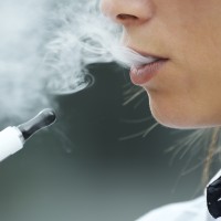 Sanidad prohibirá fumar en las terrazas y limitará los vapeadores desechables