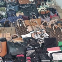 Incautan más de 300 bolsos falsificados en un mercadillo extremeño