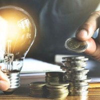 El precio regulado de la luz subirá en enero casi un 5 % con la nueva tarifa El precio regulado de la luz subirá en enero casi un 5 % con la nueva tarifa