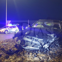 Accidente: empotrado en una rotonda tras perder el control de su vehículo en la N-523