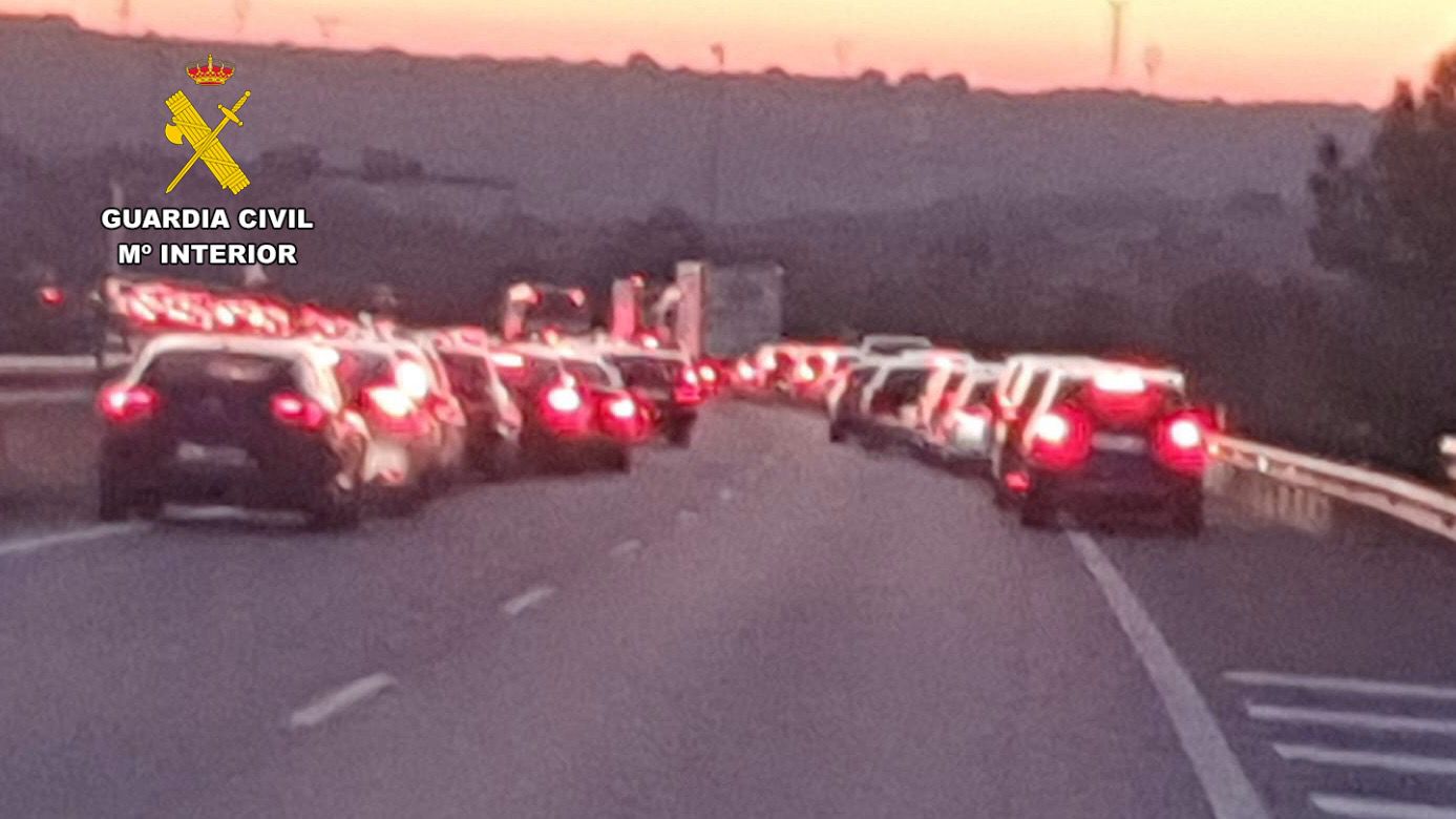 Imágenes del accidente múltiple en la A-5: 11 vehículos implicados y 8 heridos