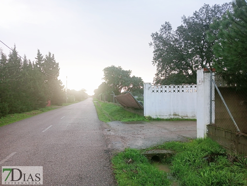 Cuantiosos destrozos a las afueras de Badajoz tras el paso de un vendaval esta madrugada