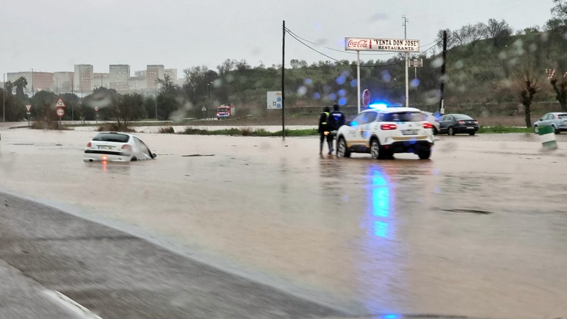 Turismo atrapado al lado de la Venta Don José en Badajoz