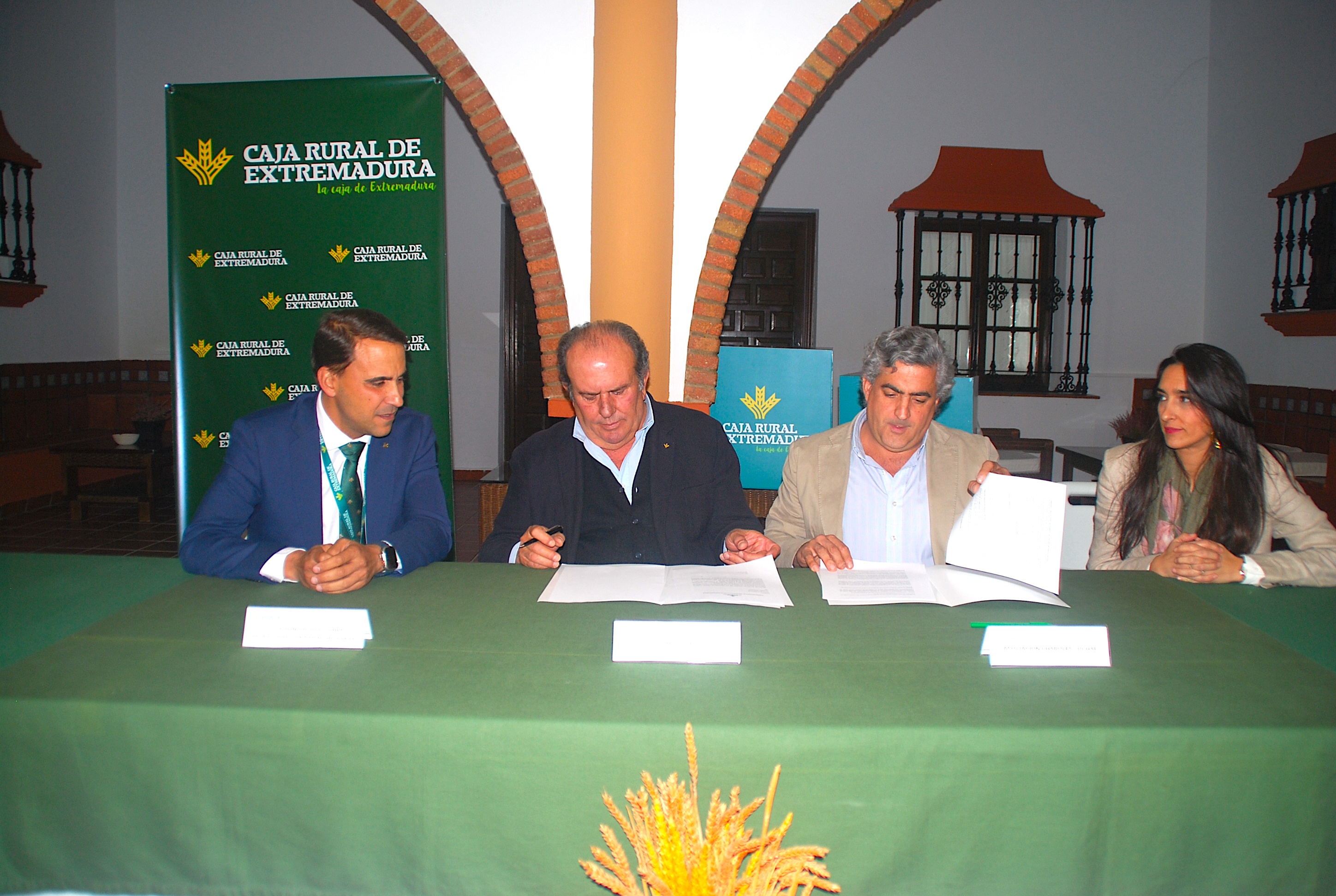 Caja Rural de Extremadura renueva su colaboración con 7 de las principales entidades ganaderas