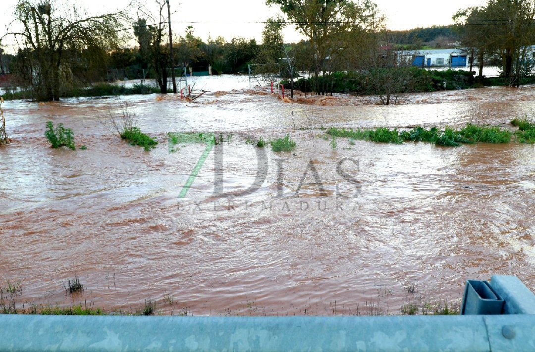 El agua salta por encima de la N-432 tras las fuertes lluvias