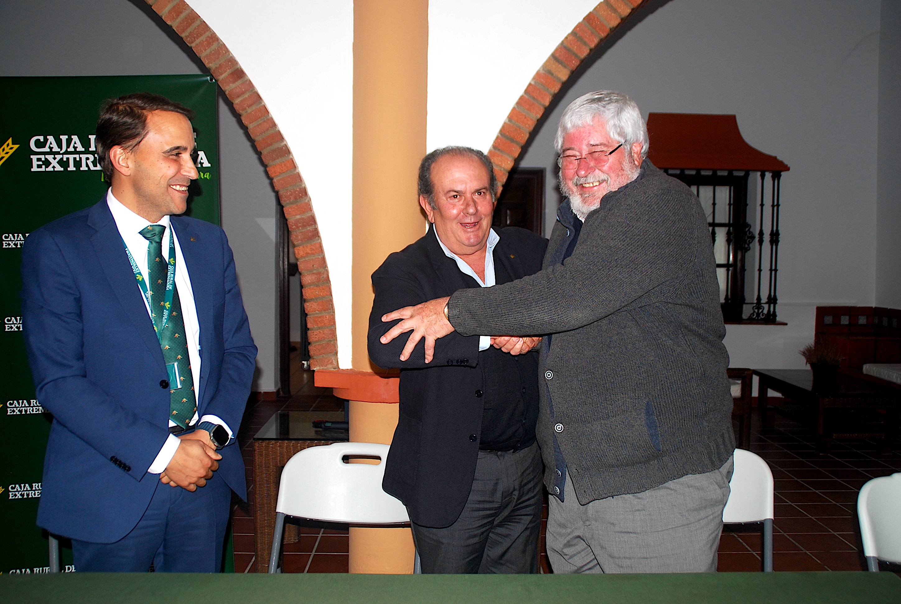 Caja Rural de Extremadura renueva su colaboración con 7 de las principales entidades ganaderas
