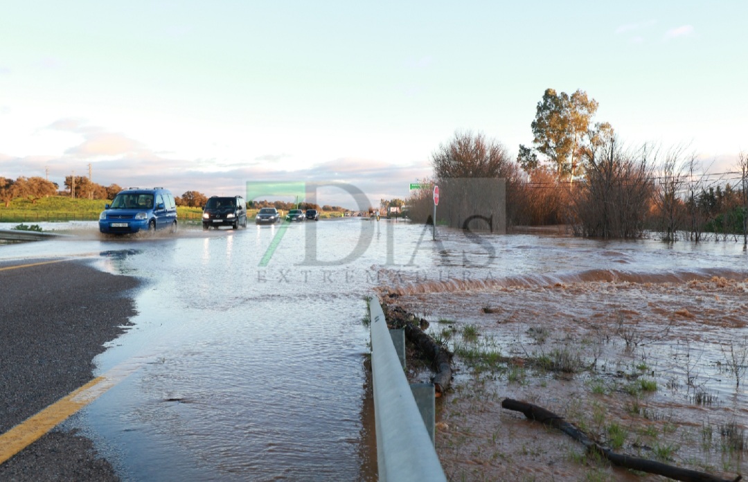 El agua salta por encima de la N-432 tras las fuertes lluvias