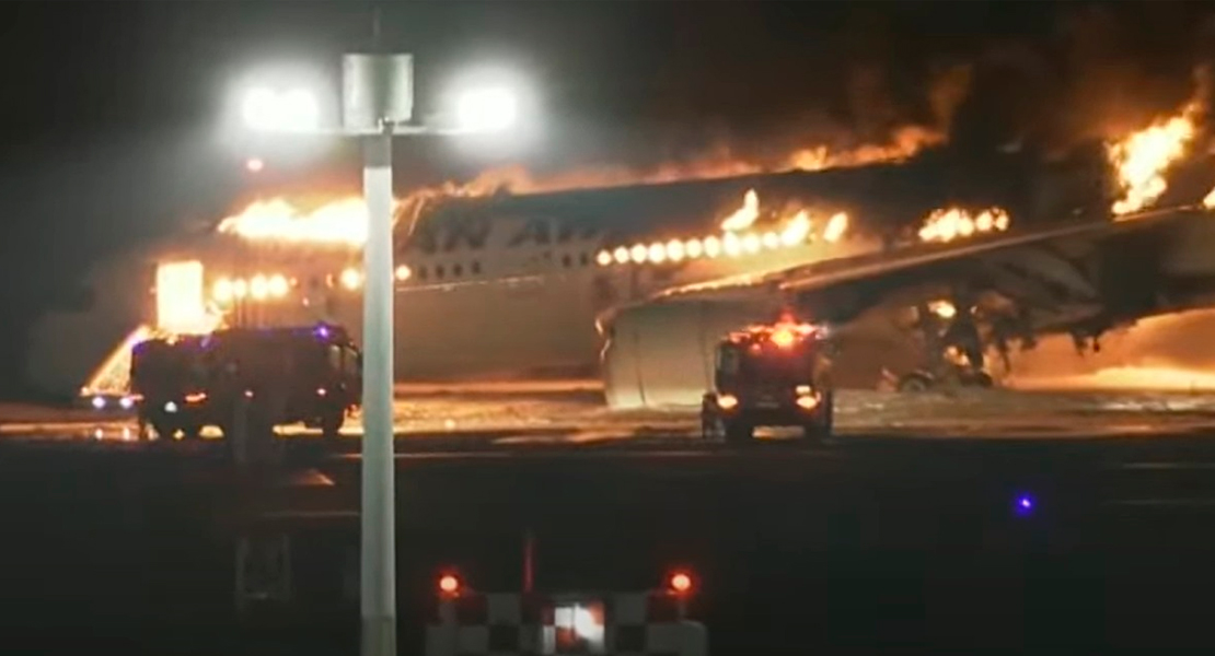 Impactantes imágenes: un avión con 300 pasajeros se incendia al aterrizar