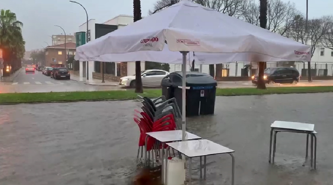 Situación complicada en María Auxiliadora: la lluvia desplaza los contenedores a la vía