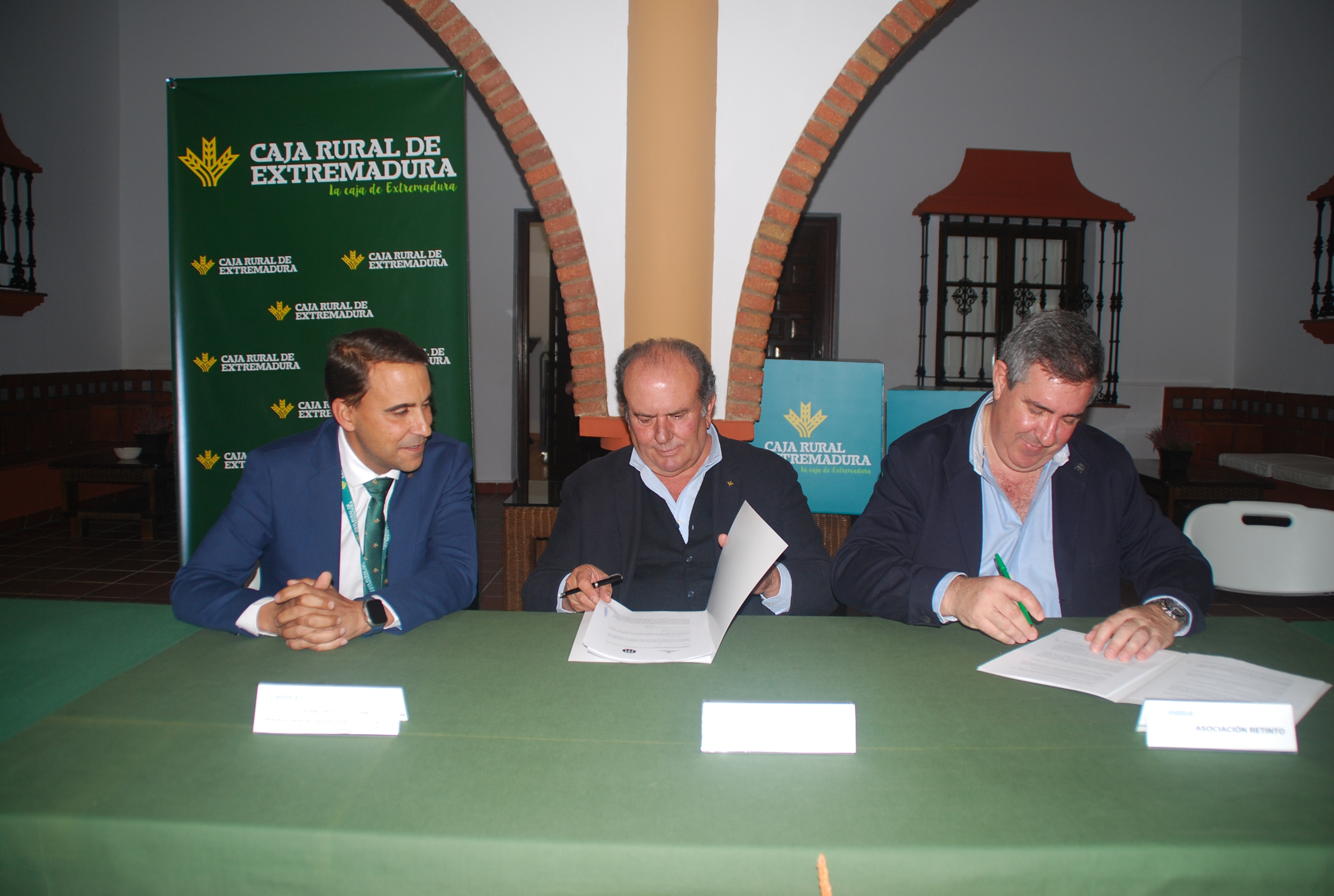 Caja Rural de Extremadura renueva su colaboración con 7 de las principales entidades ganaderas