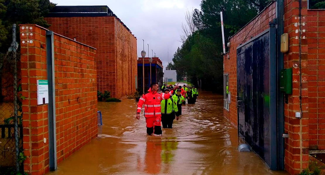 Inundada la ASPEX y viviendas junto al CC El Faro en Badajoz