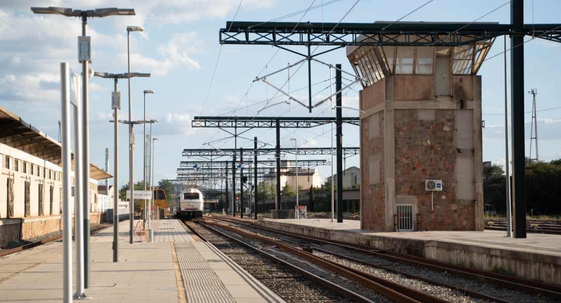 Adif renueva vías y andenes en distintas estaciones de tren extremeñas