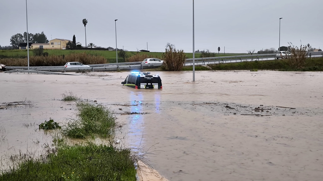 Coche de la Guardia Civil atrapado en la rotonda del Puente 25 de abril