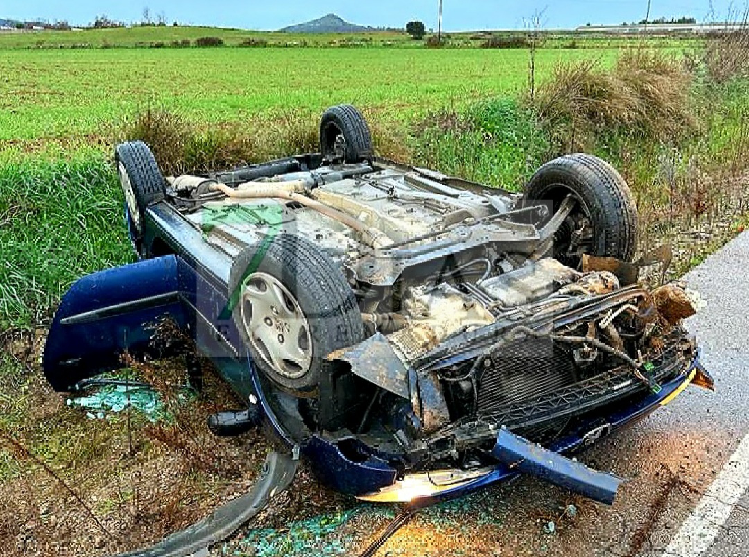 Salvan la vida tras volcar su vehículo en la BA-160