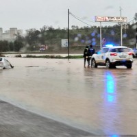 Turismo atrapado al lado de la Venta Don José en Badajoz