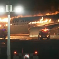 Impactantes imágenes: un avión con 379 pasajeros se incendia al aterrizar