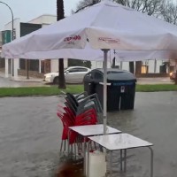 Situación complicada en María Auxiliadora: la lluvia desplaza los contenedores a la vía