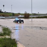 Coche de la Guardia Civil atrapado en la rotonda del Puente 25 de abril