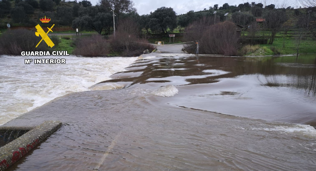 Guardia Civil informa sobre el estado de la carretera cortada por inundaciones en Extremadura