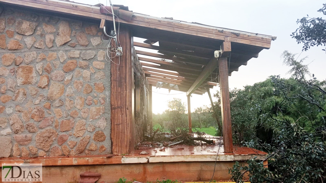 Cuantiosos destrozos a las afueras de Badajoz tras el paso de un vendaval esta madrugada