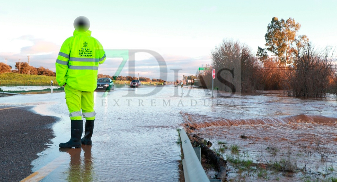 El agua salta por encima de la N-432 tras las fuertes lluvias