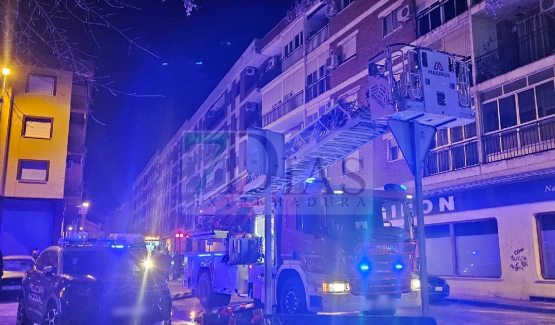 Un amplio dispositivo se desplaza a un incendio en Plasencia