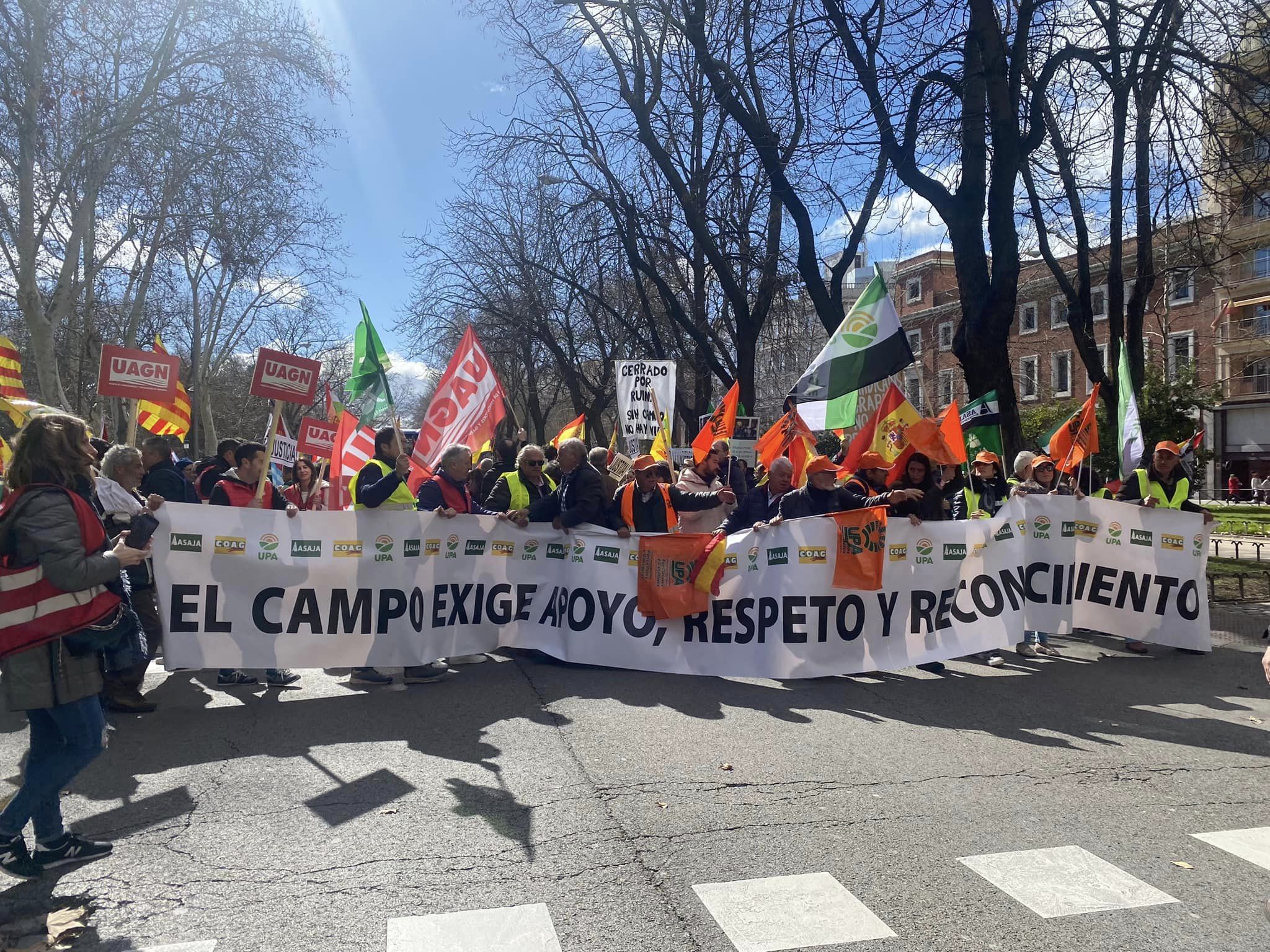 Imágenes de los extremeños manifestándose en Madrid este lunes