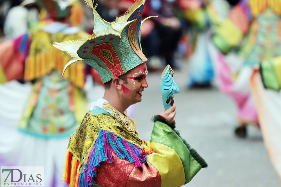 Disfruta de los mejores planos generales del desfile del Carnaval de Badajoz 2024