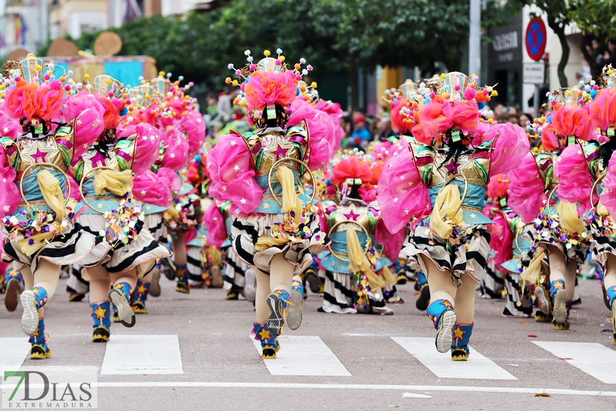 Disfruta de los mejores planos generales del desfile del Carnaval de Badajoz 2024