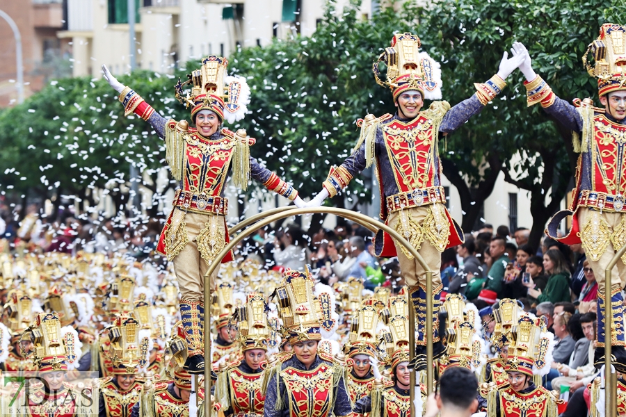 Disfruta de los mejores planos generales del desfile del Carnaval de Badajoz 2024