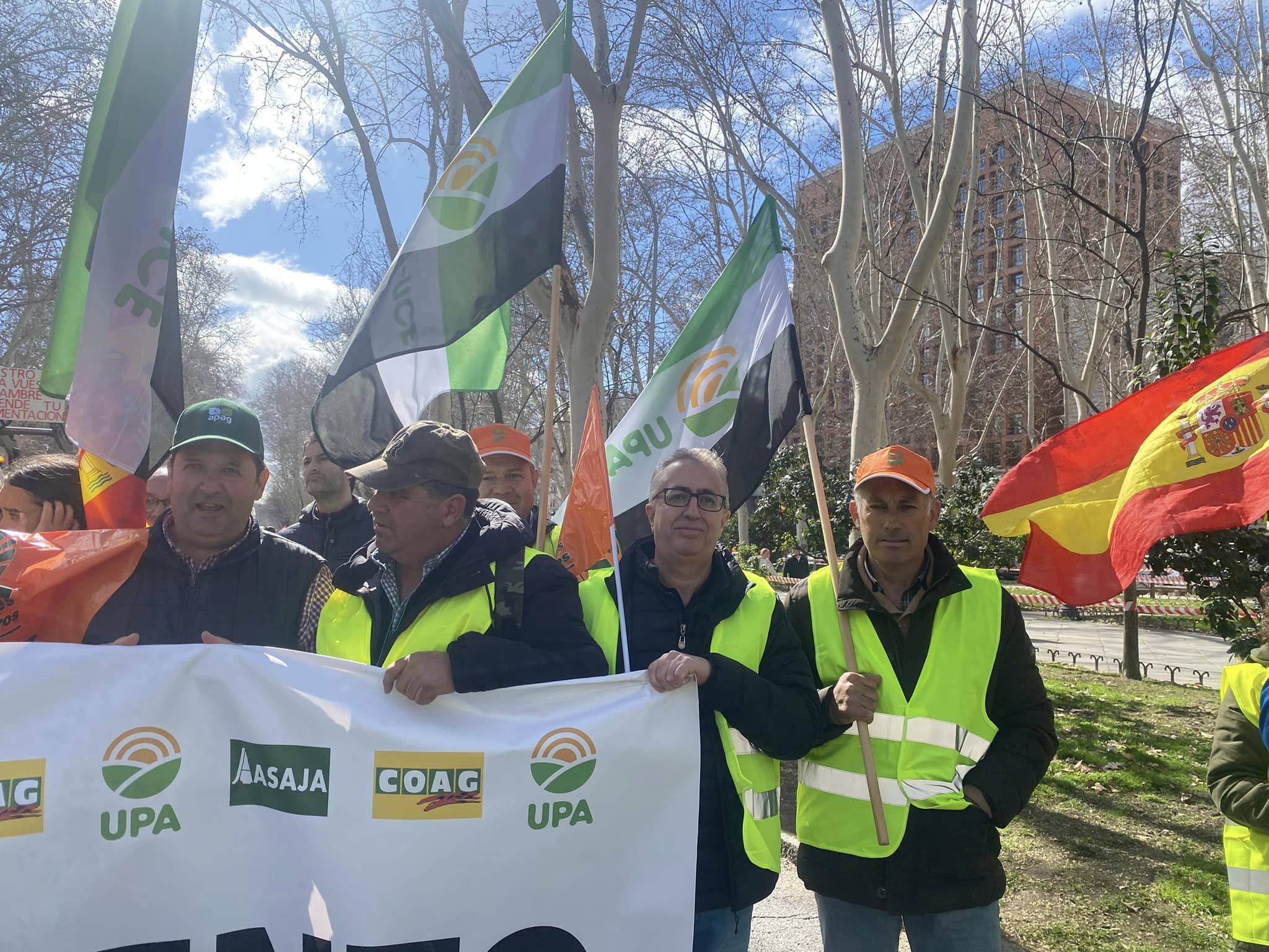 Imágenes de los extremeños manifestándose en Madrid este lunes