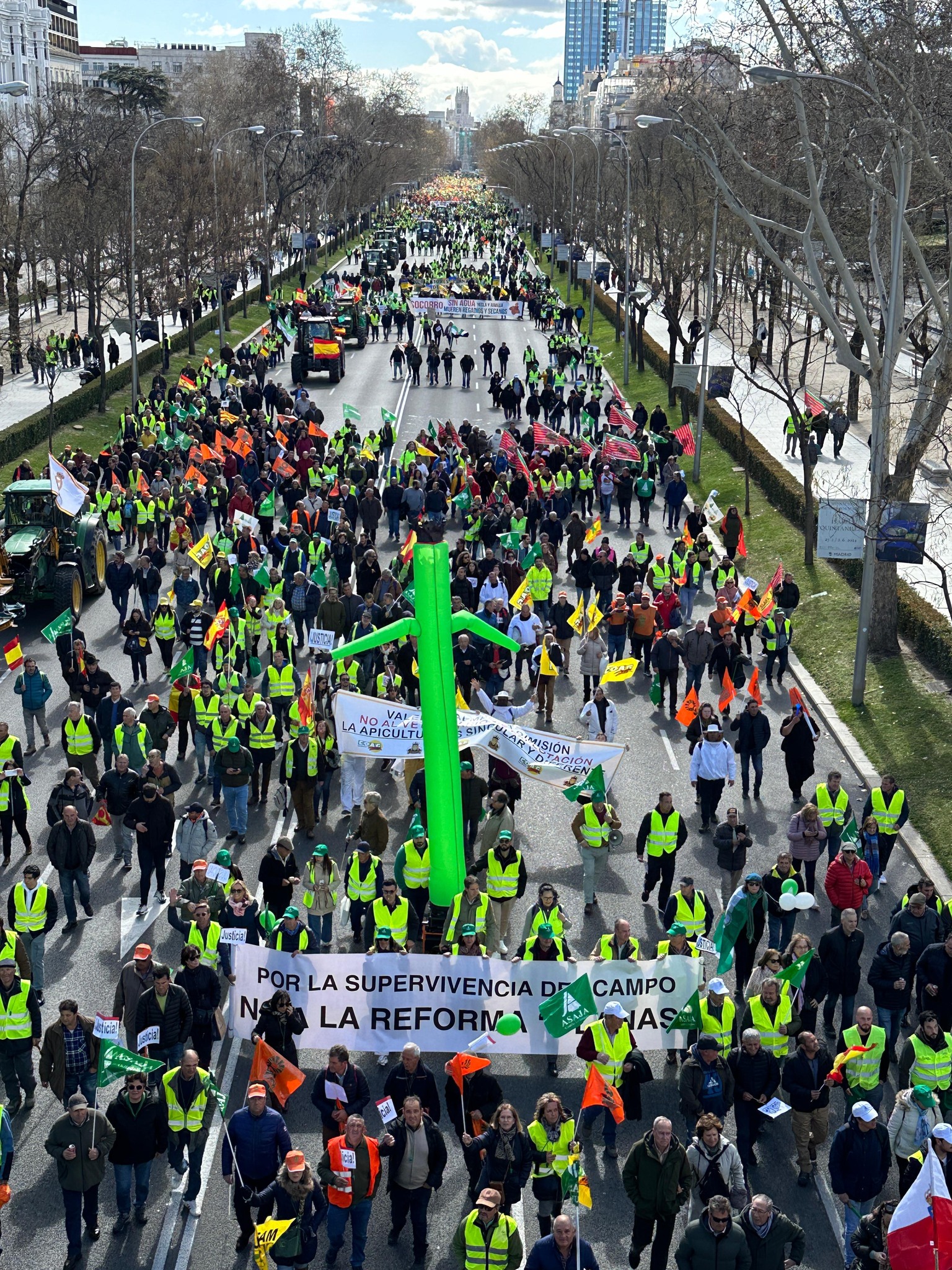 Imágenes de los extremeños manifestándose en Madrid este lunes