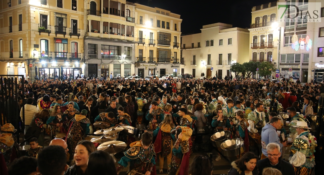 Las calles de Badajoz se llenan para vivir el segundo viernes de Carnaval