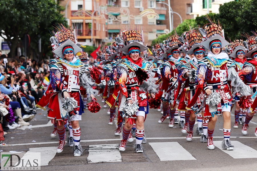 Disfruta de los mejores planos generales del desfile del Carnaval de Badajoz 2024