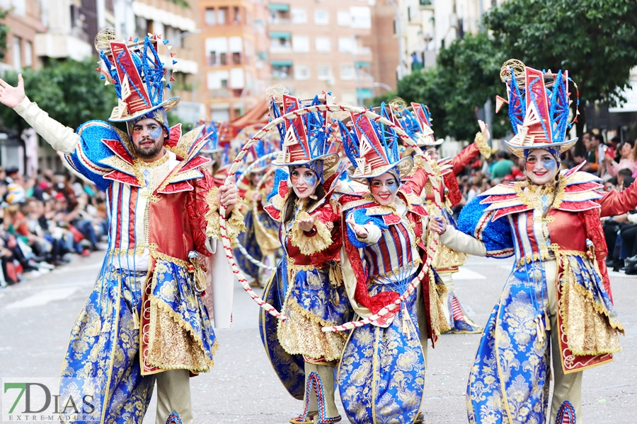 Disfruta de los mejores planos generales del desfile del Carnaval de Badajoz 2024