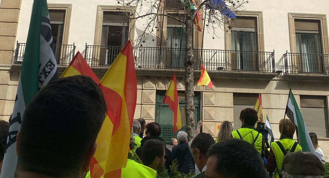 Tiran huevos a la subdelegación del Gobierno en Cáceres