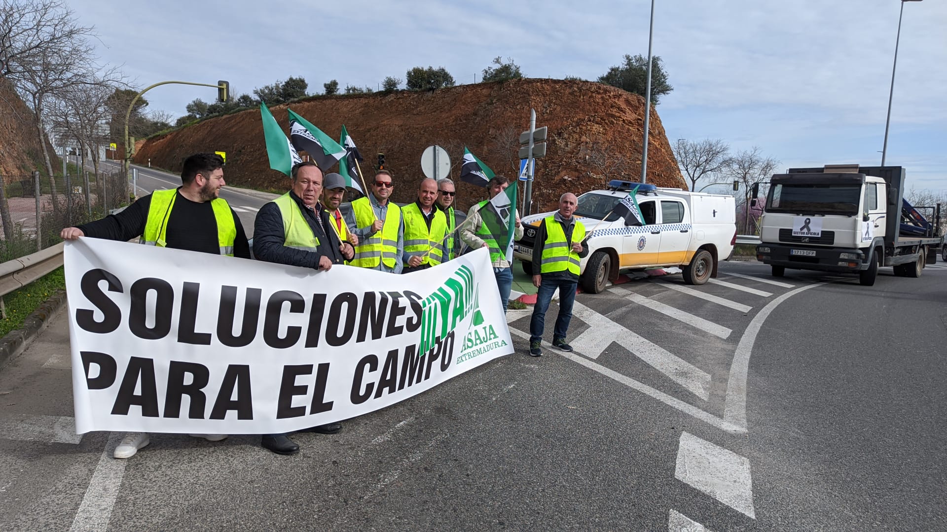 Cáceres enjaulada: cientos de personas exigen entre el humo soluciones para el campo