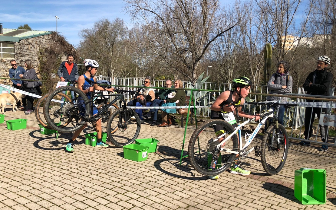 Más de 200 jóvenes deportistas ofrecen un gran espectáculo en Cáceres