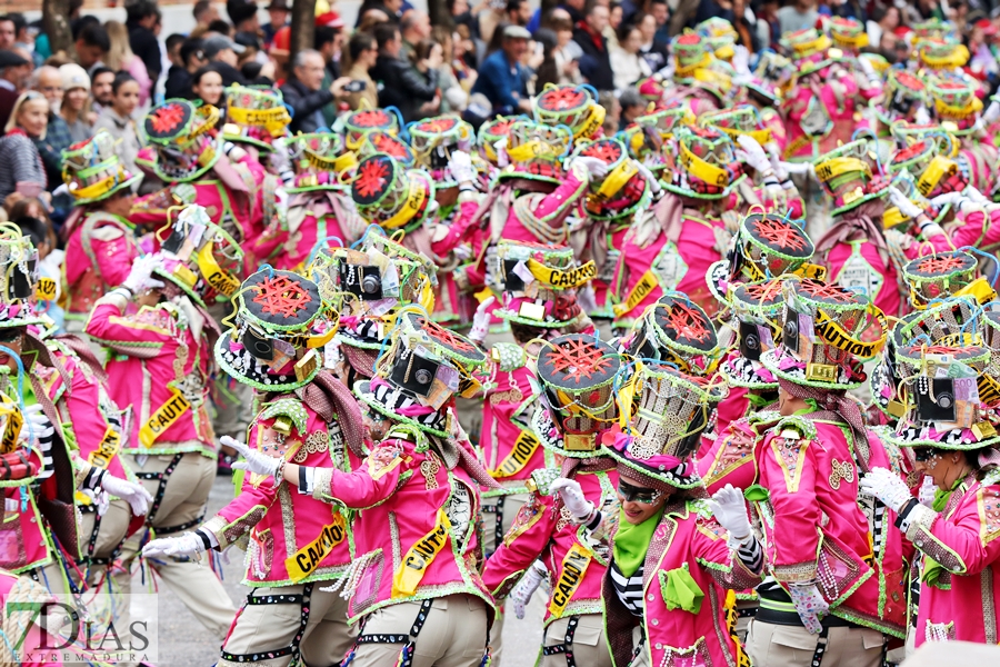 Disfruta de los mejores planos generales del desfile del Carnaval de Badajoz 2024