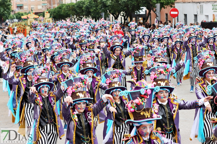 Disfruta de los mejores planos generales del desfile del Carnaval de Badajoz 2024