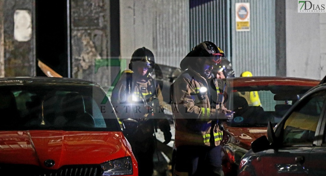 Un incendio de vehículo afecta a un edificio en Badajoz