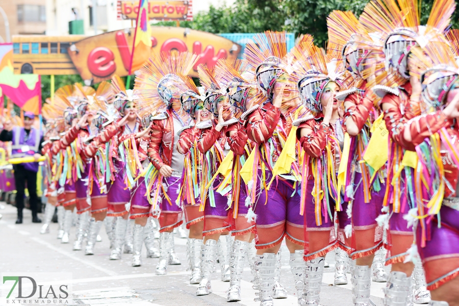 Disfruta de los mejores planos generales del desfile del Carnaval de Badajoz 2024