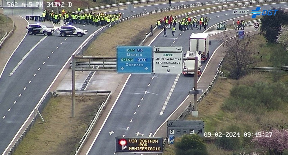 Numerosas carreteras cortadas por los tractores este viernes en Extremadura