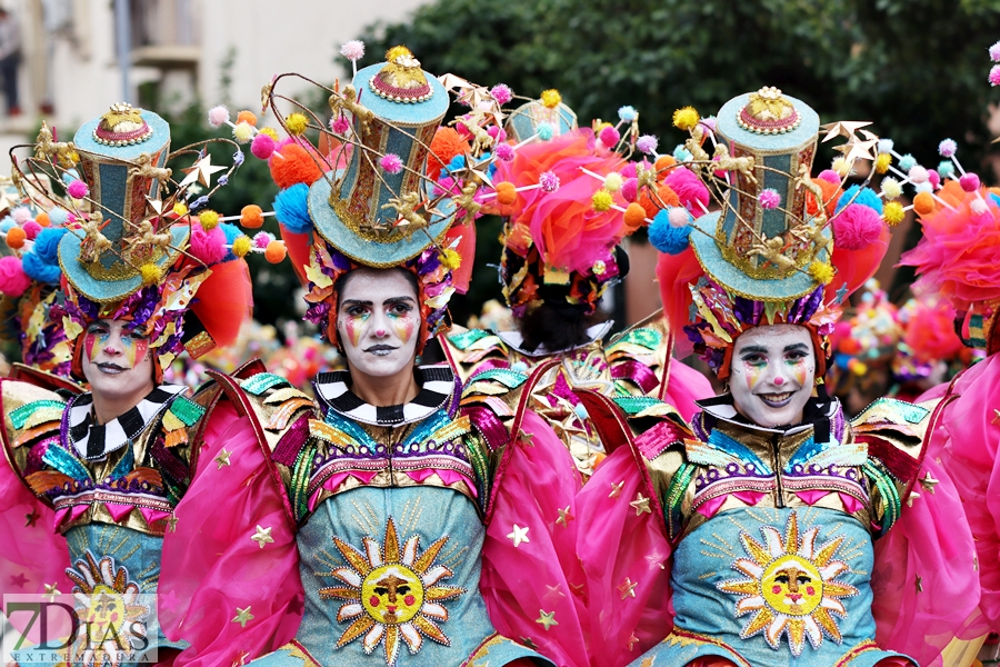 Disfruta de los mejores planos generales del desfile del Carnaval de Badajoz 2024